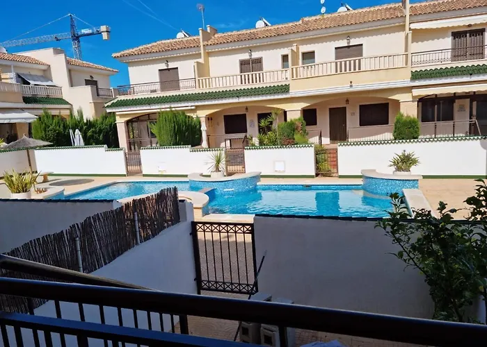 Agradable Adosado Con Piscina